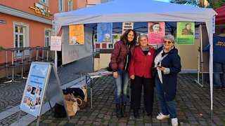 Die "Omas gegen Rechts" aus Neustadt an der Weinstraße bekommen für ihr Engagement den Brückenpreis des Landes Rheinland-Pfalz verliehen