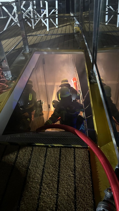 Einsatz der Feuerwehr beim Brand eines Schiffes in Speyer.