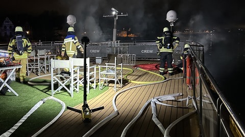 Einsatz der Feuerwehr beim Brand eines Schiffes in Speyer.