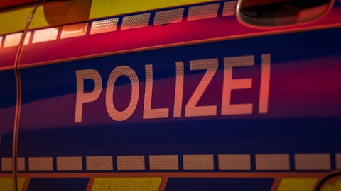 Bei einem Unfall in Ludwigshafen prallte am Donnerstagabend ein Polizeiauto mit einer Straßenbahn zusammen.
