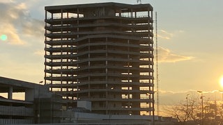Die Fassade des 72 Meter hohen Rathauscenter-Turms in Ludwigshafen ist jetzt beseitigt. Im Frühjahr 2025 soll das Gerippe des Turms abgetragen werden.