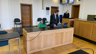 Prozess am Landgericht in Frankenthal. Eine 42-jährige Frau soll vor sechs Jahren ihrem vier Wochen alten Baby Morphium gegeben haben. Ihr wird nun versuchter Totschlag und schwere Körperverletzung vorgeworfen. 