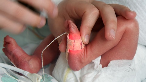 Ein Neugeborenes in einem Inkubator. (Symbolbild). Eine 42-jährige Frau soll vor sechs Jahren ihrem vier Wochen alten Baby Morphium verabreicht haben. Ihr wird versuchter Totschlag und schwere Körperverletzung vorgeworfen.