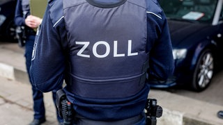 Zollfahnder haben großangelegt Räume von Autohändlern in Germersheim durchsucht.
