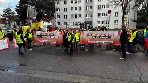 Mitarbeiter des Automobilzulieferers Eberspächer aus Herxheim protestieren vor dem Arbeitsgericht in Landau gegen den geplanten Stellenabbau.