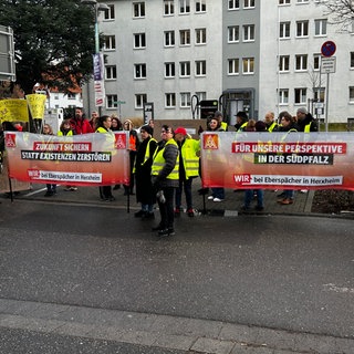 Mitarbeiter des Automobilzulieferers Eberspächer aus Herxheim protestieren vor dem Arbeitsgericht in Landau gegen den geplanten Stellenabbau.