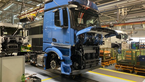 Ein Lkw von Daimler Truck steht in einer Werkstatt.
