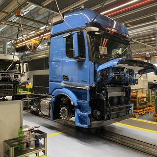 Ein Lkw von Daimler Truck steht in einer Werkstatt.