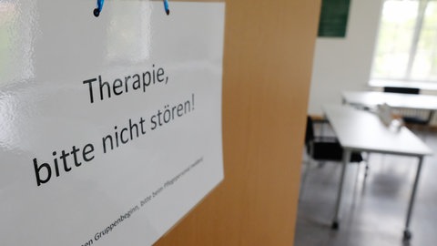 Ein Schild mit der Aufschrift "Therapie, bitte nicht stören!"