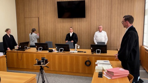 Vor dem Amtsgericht Landau läuft der Prozess gegen einen mutmaßlichen Fluchthelfer. Er soll einem inhaftierten Doppelmörder in Germersheim bei der Flucht geholfen haben.
