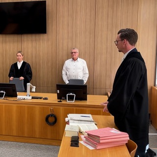 Vor dem Amtsgericht Landau läuft der Prozess gegen einen mutmaßlichen Fluchthelfer. Er soll einem inhaftierten Doppelmörder in Germersheim bei der Flucht geholfen haben.