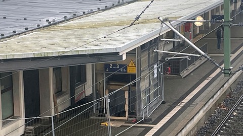 Ein defekter Aufzug am Bahnhof in Speyer. Menschen mit Behinderung kommen nicht auf Gleis 2.