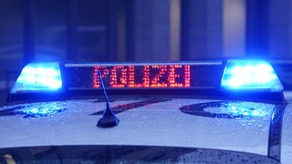 Blaulicht auf Dach von Polizeiaut. Symbolbild für Frau stirbt bei Verkehrsunfall auf B271 bei Kirchheim.