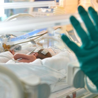 Ein neugeborenes Baby in der Intensivstation. Symbolbild. Eine 42-jährige Frau soll vor sechs Jahren ihrem vier Wochen alten Baby Morphium gegeben haben. Sie muss nun in Frankenthal vor Gericht.