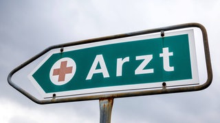 Ein Schild mit der Aufschrift "Arzt" - Symbolbild: Wie schnell findet man einen neuen Hausarzt in der Vorder- und Südpfalz?