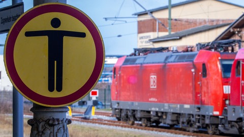 Bahngelände mit einem Schild, das "Durchgang verboten" symbolisiert, Symbolbild für Diebe stehlen Bahnschwellen in Speyer