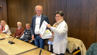 Der Seniorenbeirat Limburgerhof hat eine Protestresolution gegen die geplante Schließung des Caritas-Altenzentrums verfasst. Es haben 2.177 Bürger unterschrieben. Die Vorsitzende des Seniorenbeirats, Rosemarie Patzelt, übergab die Unterschriften an den Direktor des Caritasverbands Speyer, Vinzenz du Bellier.