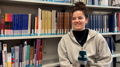 Finja (18), Schülerin am Carl-Bosch-Gymnasium in Ludwigshafen, hofft auf eine stabile Koalition nach der Bundestagswahl