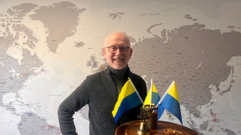 Gerd Hemken in seinem Büro. Auf einem Tisch hat er Erinnerungen an die Ukraine gesammelt. Er kümmert sich um Ukrainer nach ihrer Flucht in die Pfalz.