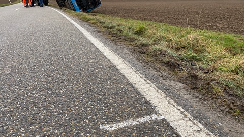 An der weißen Linie kam der Bus von der Fahrbahn ab und kippte dann zur Seite.