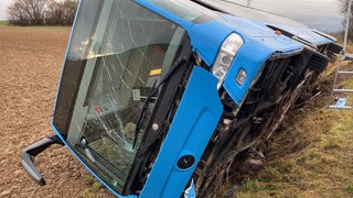 Dieser blaue Linienbus ist bei Bad Bergzabern auf die Seite gekippt.