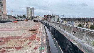 Die Kragarme der weißen Hochstraße, Teil der Hochstraße Süd, sind beschädigt.