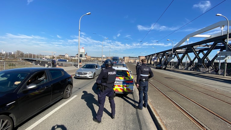 Polizei kontrolliert die Adenauer-Brücke in Richtung Ludwigshafen nach Polizeieinsatz in Mannheim