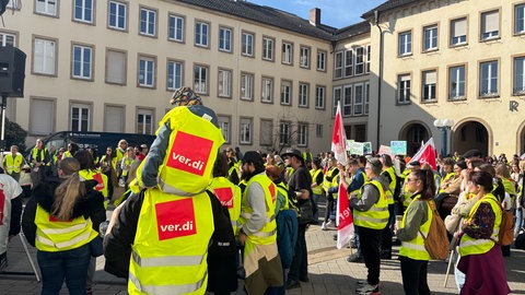 300 Menschen haben sich beim ver.di Warnstreik in Frankenthal versammelt