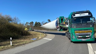 Zwölf Stunden lang haben mehrere Schwertransporter die Abfahrt von der A61 bei Speyer auf die B9 Richtung Wörth blockiert. Jetzt ist die Abfahrt wieder frei. 