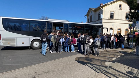Bus - Ersatzverkehr - Chaos - viele Schüler steigen in den Bus