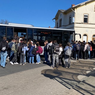 Bus - Ersatzverkehr - Chaos - viele Schüler steigen in den Bus
