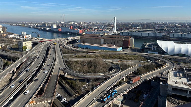 Blick auf Hochstraße und Rhein von der Rathaus-Center-Ruine