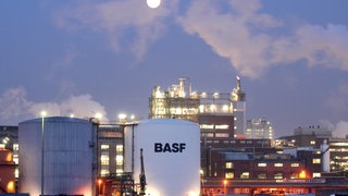Der Vollmond steht im Morgengrauen noch über dem Werksgelände der BASF in Ludwigshafen 