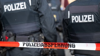 Polizei steht hinter Absperrband: In der Pfalz gab es eine Drogen-Razzia (Archivbild)