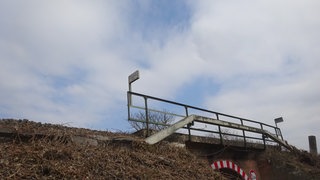 Unterhöhlter Bahndamm bei Landau-Winden