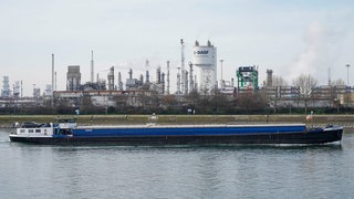 Der niedrige Wasserstand auf dem Rhein macht der Industrie langsam Sorgen.