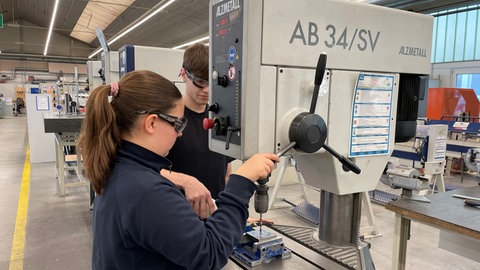 Azubis zur Fluggerätemechanikerin bei PFW Aerospace Speyer