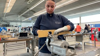 Michelle Williams macht eine Ausbildung als Fluggerätemechanikerin bei PFW Aerospace Speyer