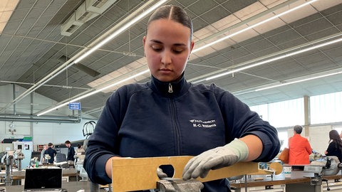 Michelle Williams macht eine Ausbildung als Fluggerätemechanikerin bei PFW Aerospace Speyer