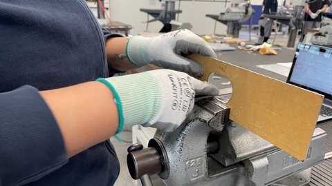 Azubis zur Fluggerätemechanikerin bei PFW Aerospace Speyer