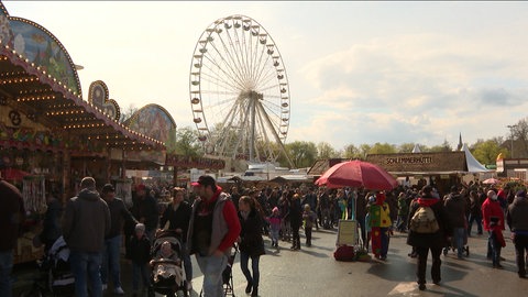 An normalen Tag ist auf der Frühjahrsmesse in Speyer viel los. Auch bei der Übung sollten möglichst viele Menschen in Sicherheit gebracht werden.