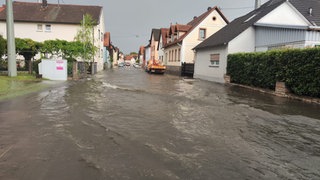 Überschwemmungen in Hagenbach bei Gewitter und Starkregen in der Pfalz