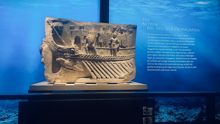 Das schwerste Exponat der Ausstellung wiegt 1,5 Tonnen: Es zeigt ein Schiff aus der Schlacht von Actium 31. v. Chr. - es war wohl ein Grabdenkmal