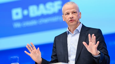Markus Kamieth, Vorstandsvorsitzender des Chemiekonzerns BASF, spricht bei der Bilanzpressekonferenz des Chemiekonzerns BASF am 28. Februar 2025