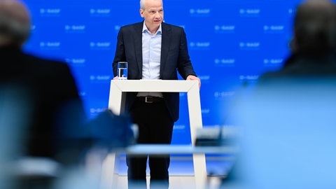 Markus Kamieth, Vorstandsvorsitzender des Chemiekonzerns BASF, spricht bei der Bilanzpressekonferenz des Chemiekonzerns BASF am 28. Februar 2025