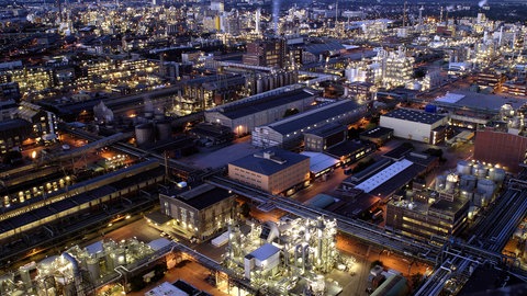 Das beleuchtete BASF-Stammwerk in Ludwigshafen bei Nacht