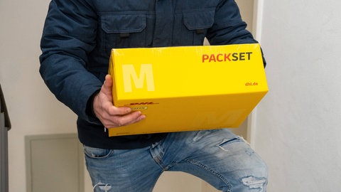 Paketbote übergibt Päckchen
