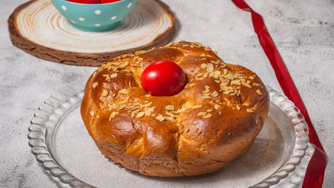 Tsoureki - Traditioneller Osterzopf für das griechisch orthodoxe Osterfest