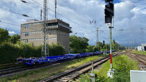 Gibt es weiter Personalmangel im Stellwerk Ludwigshafen? In den vergangenen Monaten sind deshalb viele Bahnen ausgefallen. Das Stellwerk steht südlich des Hauptbahnhofs Ludwigshafen an der Strecke Richtung Schifferstadt. Jetzt kommt noch die Sperrung der Riedbahn in Südhessen dazu.
