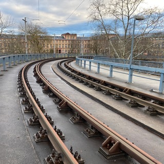 Die Sanierung der maroden Vorlandbrücke am Mannheimer Schloss dauert bis Anfang 2026. So lange können weiter keine Straßenbahnen über die Konrad-Adenauer-Brücke zwischen Ludwigshafen und Mannheim fahren.